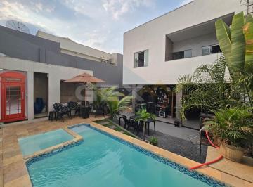 Casa · 200m² · 4 Quartos · 5 Vagas · Casa à venda no Centro, 4 quartos sendo 2 suítes e área gourmet com piscina.