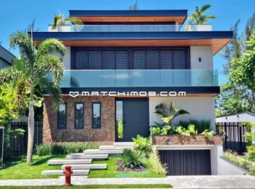 Casa · 1229m² · 5 Quartos · 6 Vagas · Casa com Jardim de Inverno, subsolo e elevador.