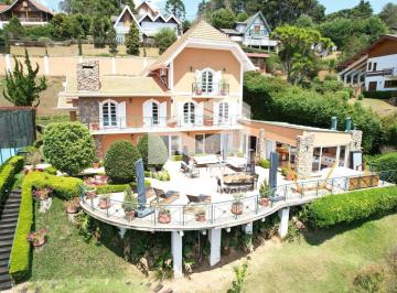 Casa · 527m² · 7 Quartos · 2 Vagas · Casa na região do Alto do Capivari!