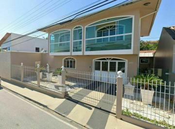 Casa · 220m² · 3 Quartos · 1 Vaga · Casa a venda de 03 Dormitórios sendo 01 Suíte com mobília planejada no bairro Ipiranga-São-José-SC
