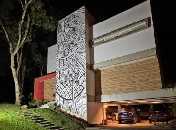 fachada noturna · Casa em condomínio Santa Felicidade Curitiba