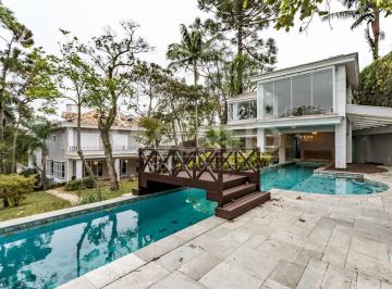 Casa · 1300m² · 5 Quartos · 8 Vagas · Casa de altíssimo padrão com 5 suítes dentro da Chácara Flora!
