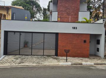 frente da residência · Casa contemporânea em área residencial central