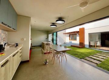 Casa · 229m² · 3 Quartos · 2 Vagas · Casa de alto padrão á venda no bairro Tomazetti, em Santa Maria.