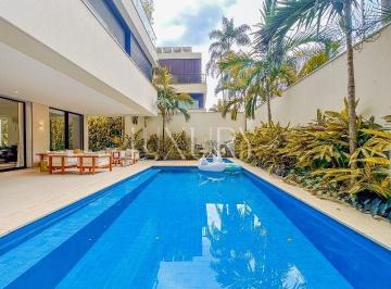 1 · Casa em Condominio, super espaçosa e bem localizada e condomínio de apenas 3 Casas
próxima aos Clube