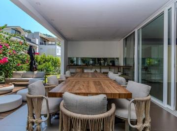 Casa · 873m² · 5 Quartos · 6 Vagas · Casa à venda em condomínio fechado na Praia Brava.