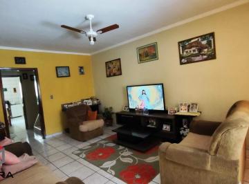 Casa · 213m² · 3 Quartos · 2 Vagas · Sobrado em rua sem saída com 3 quartos, sendo 1 suíte, 3 banheiros e 2 vagas