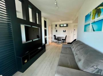 651106_i6lTf4Iyf8c2HT6_6511066717f2795e0f9.jpg · Apartamento com 1 dormitório, 1 banheiro, living com sacada fechada, churrasqueira, cozinha american