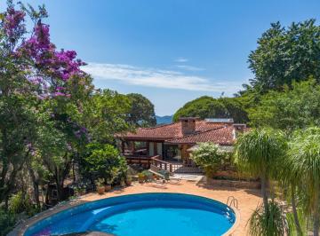 Casa · 600m² · 5 Quartos · 2 Vagas · Casa com 5 quartos, cercada pela natureza no Quebra Frascos, Teresópolis.
