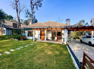 Casa · 167m² · 3 Quartos · 2 Vagas · Casa de Alto Padrão com 3 Suítes e Ampla Área Privativa em Gramado