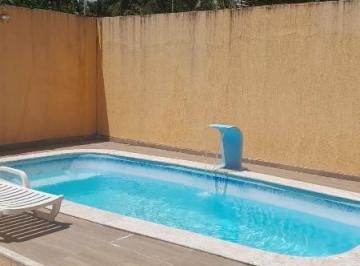 Foto 01 · MARAVILHOSA CASA 3/4 COM SUÍTE, PISCINA E ESPAÇO GOURMET EM VILA DOS ATLÂNTICO - OPORTUNIDADE DE ALU