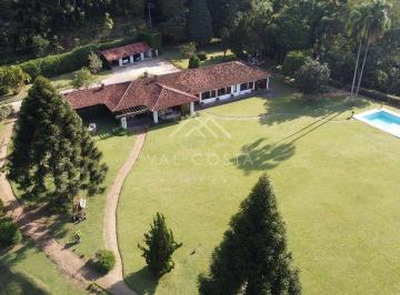 ggerni · Excelente casa estilo sitio a 10 minutos do centro da cidade cercado 100% de verde em 360°, Confira!