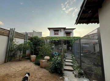 Casa · 295m² · 3 Quartos · 2 Vagas · Sobrado com 3 quartos à venda, bairro Cidade Jardim - Uberlândia/MG