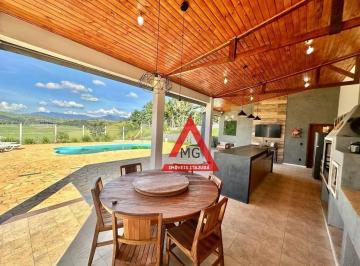 88794169e25ce0714bce91b3d92db44382a4e982 · Casa com 3 quartos sendo 2 suítes uma com banheira de hidromassagem e cromoterapia, área gourmet com