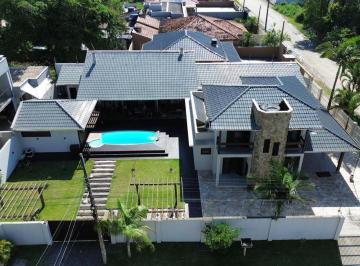 Casa · 230m² · 5 Quartos · O imóvel que une alto padrão e valorização real no litoral mais promissor de SC
