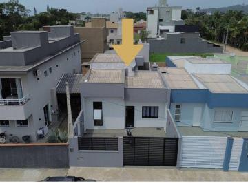 Casa · 118m² · 3 Quartos · 1 Vaga · Casa com alto padrão de acabamento, 03 dormitórios e próxima ao mar
