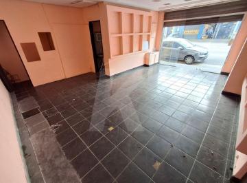 Comercial · 60m² · Salão comercial com 2  banheiros e porta de aço
