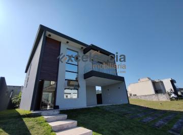 Foto 01 · Casa duplex com 4 quartos, 281,25m2 de terreno, no Condomínio Terras Alphaville!