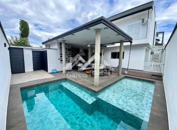 Casa · 175m² · 4 Quartos · 4 Vagas · Sobrado com piscina em condomínio em Peruíbe