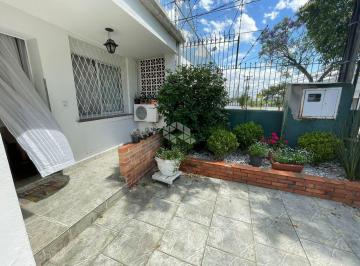 Casa · 160m² · 3 Quartos · 2 Vagas · Ampla casa térrea no bairro Cristal - 3 dormitórios - pátio com jardim, quiosque campeiro e vagas pa