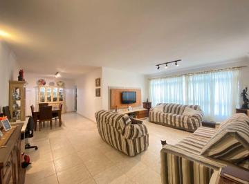 Apartamento · 170m² · 3 Quartos · 2 Vagas · Três dormitórios e suíte com duas vagas. Ótimo padrão. 170m2