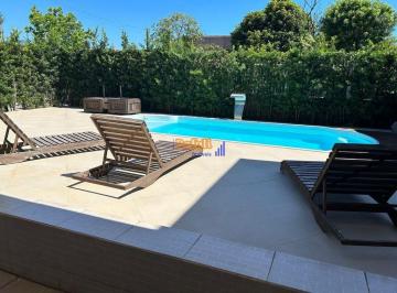 b3xmzg2nzjhytzhmwjkmtk4_md · Exclusiva casa de três dormitórios sendo uma suíte, piscina na Praia do Sonho SC