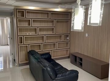 Sala: armário, painel, iluminação · Lindo apartamento super reformado