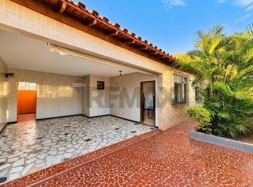 Casa · 115m² · 3 Quartos · 3 Vagas · Casa Linear com Amplo Jardim e Área Gourmet em Niterói