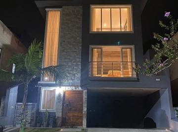 Casa · 200m² · 3 Quartos · 4 Vagas · New Ville - Casa Alto Padrão á Venda !!