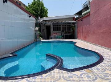 Casa · 293m² · 3 Quartos · 1 Vaga · Casa no Centro com 3 suítes, área de lazer com piscina e churrasqueira.