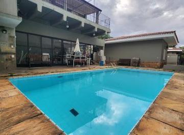 49ea7ed73f709f43e2a0fc29e4f22b4d021f0c14 · Casa Clássica Luxuosa à Venda – Conforto, Elegância e Solidez no Melhor Ponto da Rua