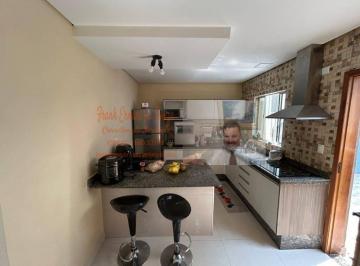 Casa · 265m² · 4 Quartos · 2 Vagas · Dois sobrados, com piscina, área gourmet independente, próximas ao metrô