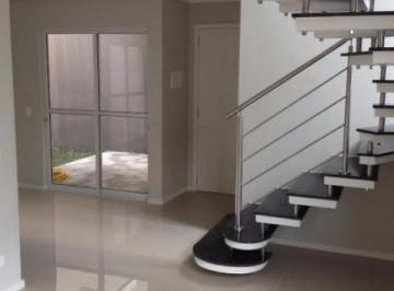 Casa de 3 quartos, Suzano · Sobrado à Venda em Suzano