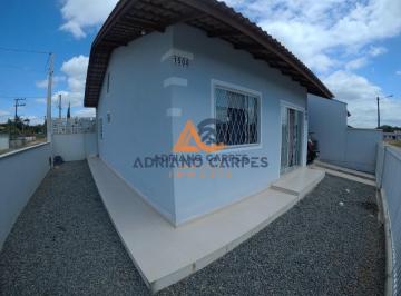 Foto 01 · Casa de esquina com 2 dormitórios, sendo 1 suíte, em Balneário Piçarras Adriano Carpes Imóveis vende
