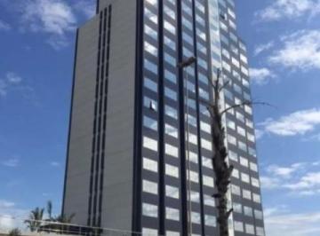 Foto 01 · SALA NO EDIFÍCIO DIPLOMAT   Metragem 68,90 m², Banheiro, Piso de granito e planejados.