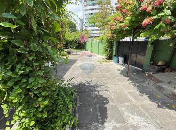 Casa · 233m² · 5 Quartos · 2 Vagas · Casa extremamente bem localizada na encruzilhada com 5 quartos, dependência completa, jardim, 2 terr
