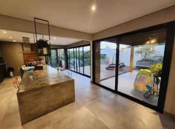 47c3ddd8be0602e9046d6bd5da70f02d854f0125 · Num refúgio chamado Fazendinha, ergue-se uma casa térrea, onde o encanto se revela.