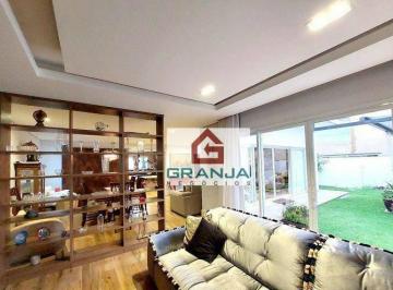 5fc9e7932655a62ff1a65b3b5170a77f1b4a1af4 · Encantadora residência de 3 suítes com closet, localizada no exclusivo Golf Village.