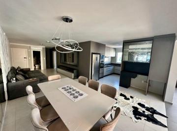 Apartamento · 174m² · Ótimo apartamento em Meia Praia,mobiliado,com área de lazer.