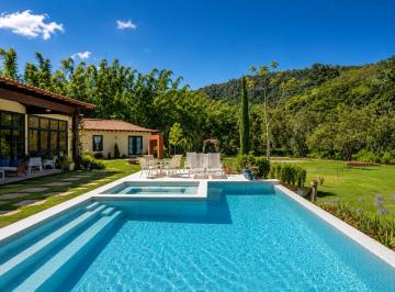 Casa · 630m² · 4 Quartos · 9 Vagas · Casa linear com 4 quartos em Itaipava, Petrópolis