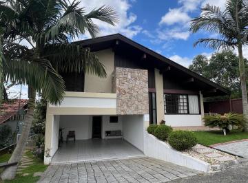 Casa · 327m² · 6 Quartos · 2 Vagas · Casa à venda - no Centro