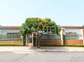 Casa · 250m² · 3 Quartos · 2 Vagas · Casa térrea confortável com 3 suítes, escritório e solarium no Jardim Aeroporto