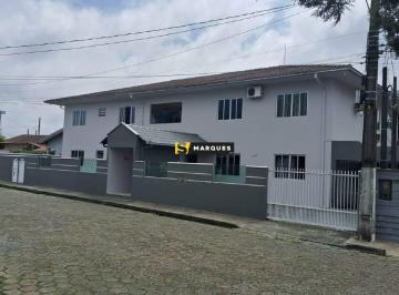 Casa · 242m² · Excelente Oportunidade para Investidor – Condomínio de 6 Apartamentos no Iririú!