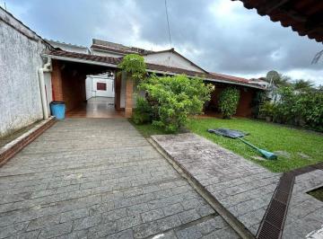 Casa de 3 quartos, Itanhaém · Casa bem localizada em Itanhaém lote inteiro para financiamento