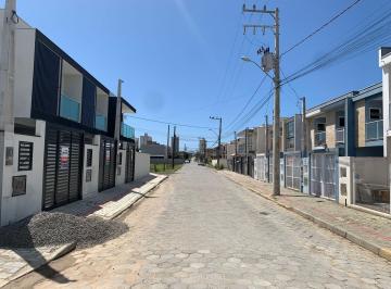 Casa de 2 quartos, Balneário Piçarras · Centro de Piçarras, mas com generosa área verde no entorno, com ares bucólicos