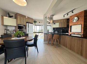 Apartamento · 240m² · 3 Quartos · 3 Vagas · Duplex semi mobiliado com 3 dormitórios sendo 2 suítes pé na areia em Canasvieiras - Florianópolis. 