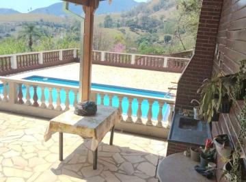 faa0d11ed139e3ba6b0e8eb472daa9ffe541f971 · Casa com 3 quartos, sendo uma suíte, excelente localização no bairro Colônia Cruz Vera em Brasópolis