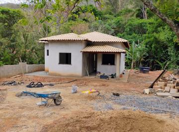 Casa de 1 quarto, Paty do Alferes · Casa plana aos pés do morro do fama