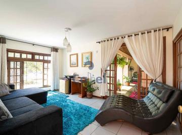 Casa de 4 quartos, Curitiba · Casa térrea bem localizada com terreno amplo
