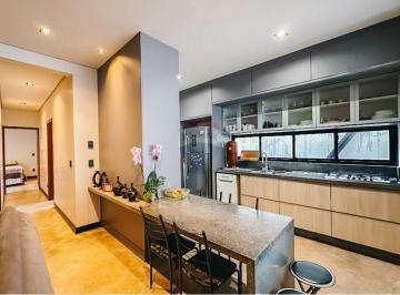 Casa · 290m² · 5 Quartos · 3 Vagas · Casa de Luxo em Guará II: Espaço e Sofisticação